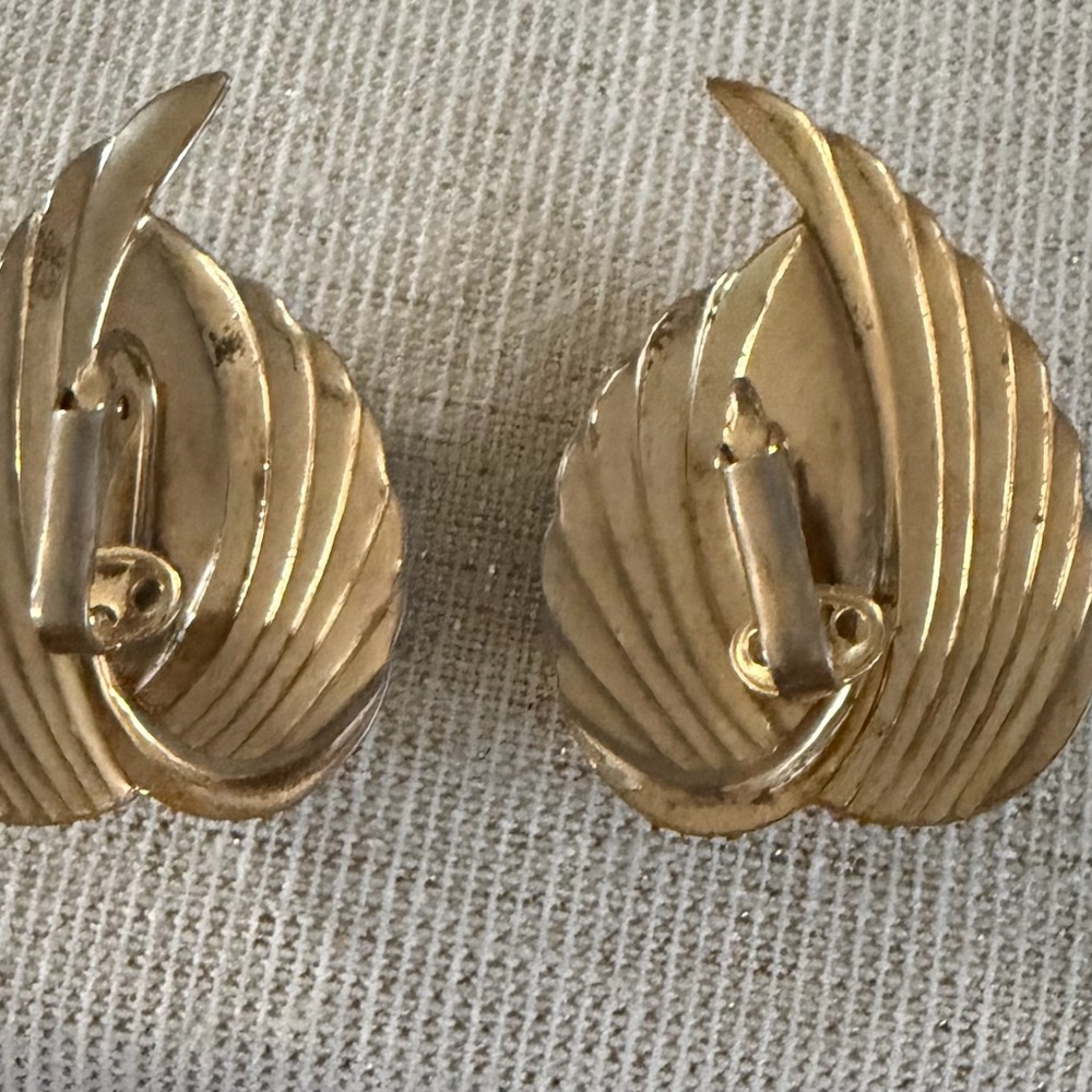 Vintage-Inspired Gold & Emerald Green Cabochon Clip-On Earrings - Women Jewelry - Picture 4 of 9